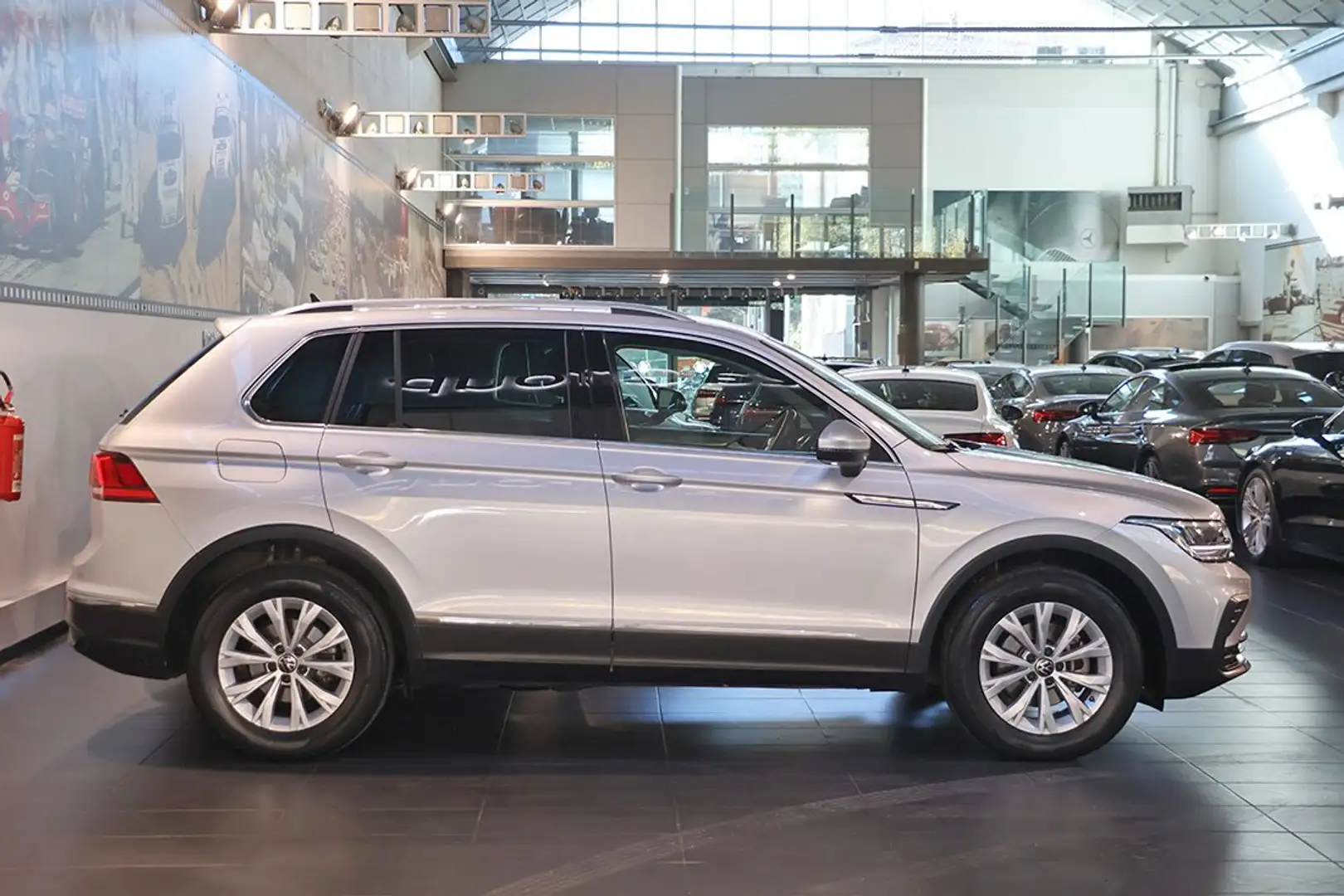 Volkswagen Tiguan 2.0 TDI 150cv SCR DSG Life - NAVI/ADAS/APP/LED Zilver - 2