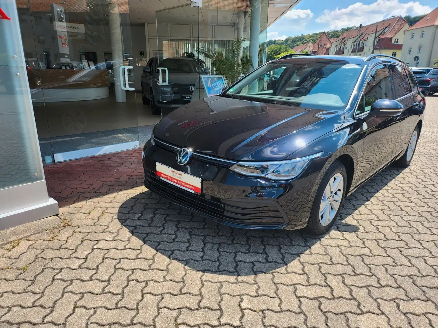 Volkswagen Golf VIII Variant  2,0 Tdi Life, DSG, LED Zwart - 2