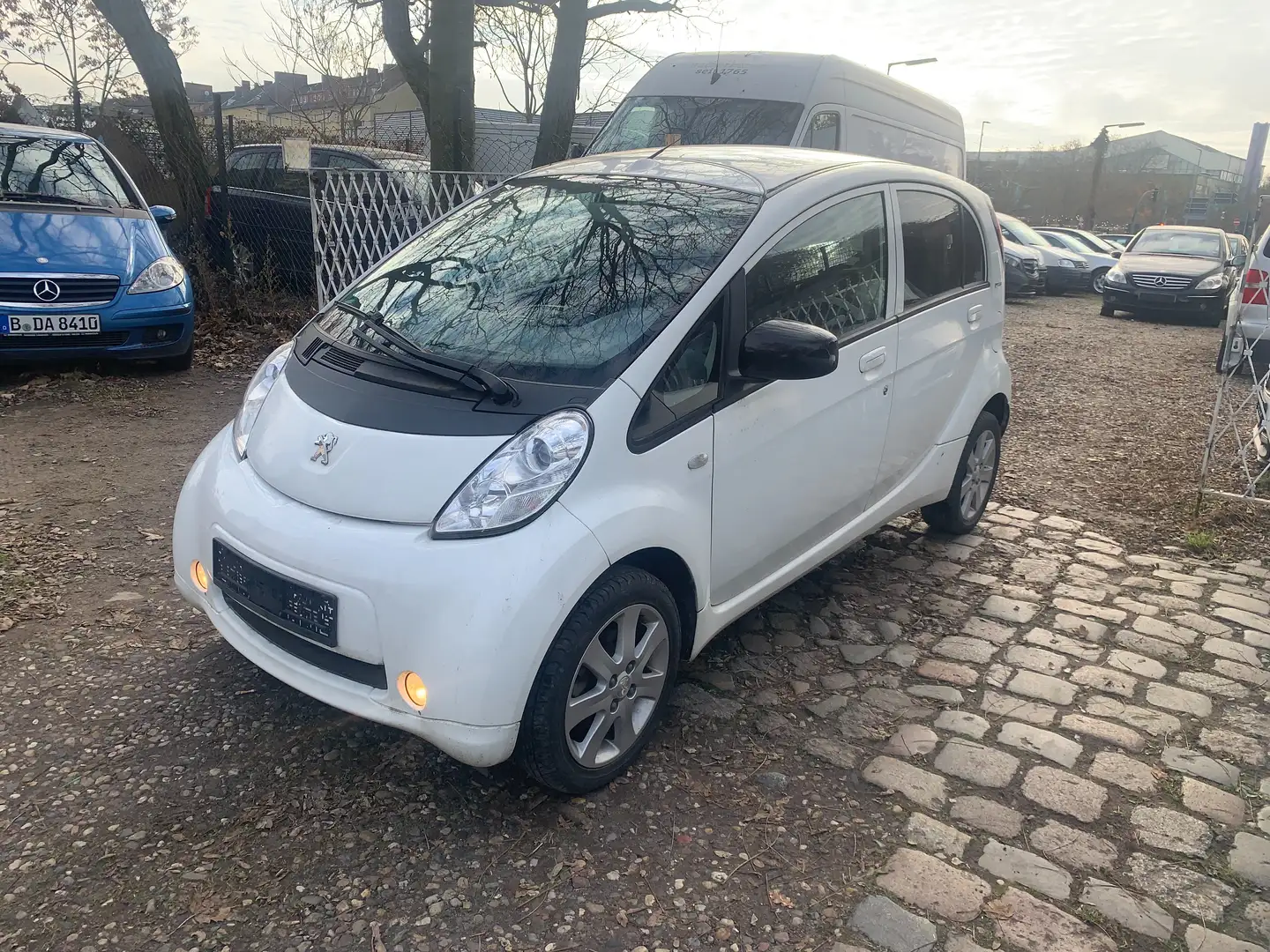 Peugeot iOn Basis Voll Ausstattung 1 Jahr Garantie, TÜV Neu, 1Hand Weiß - 1