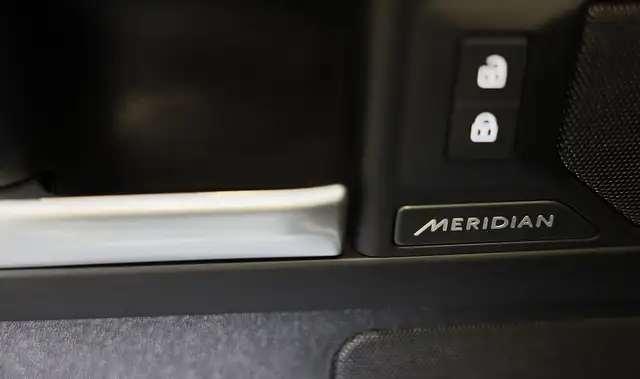 Land Rover Defender view 22
