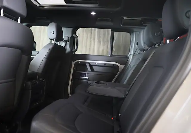 Land Rover Defender view 23