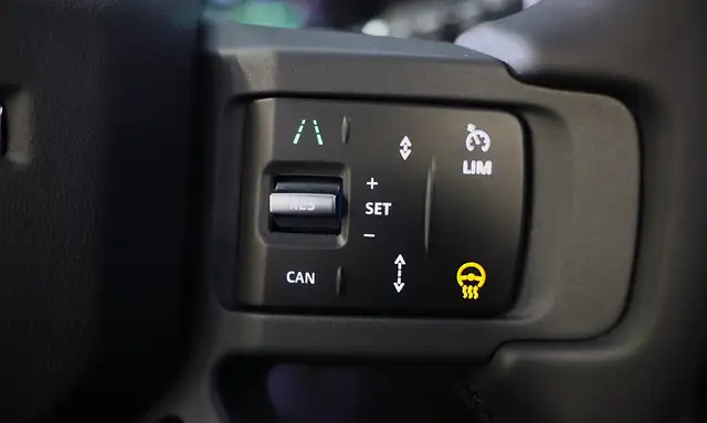 Land Rover Defender view 19