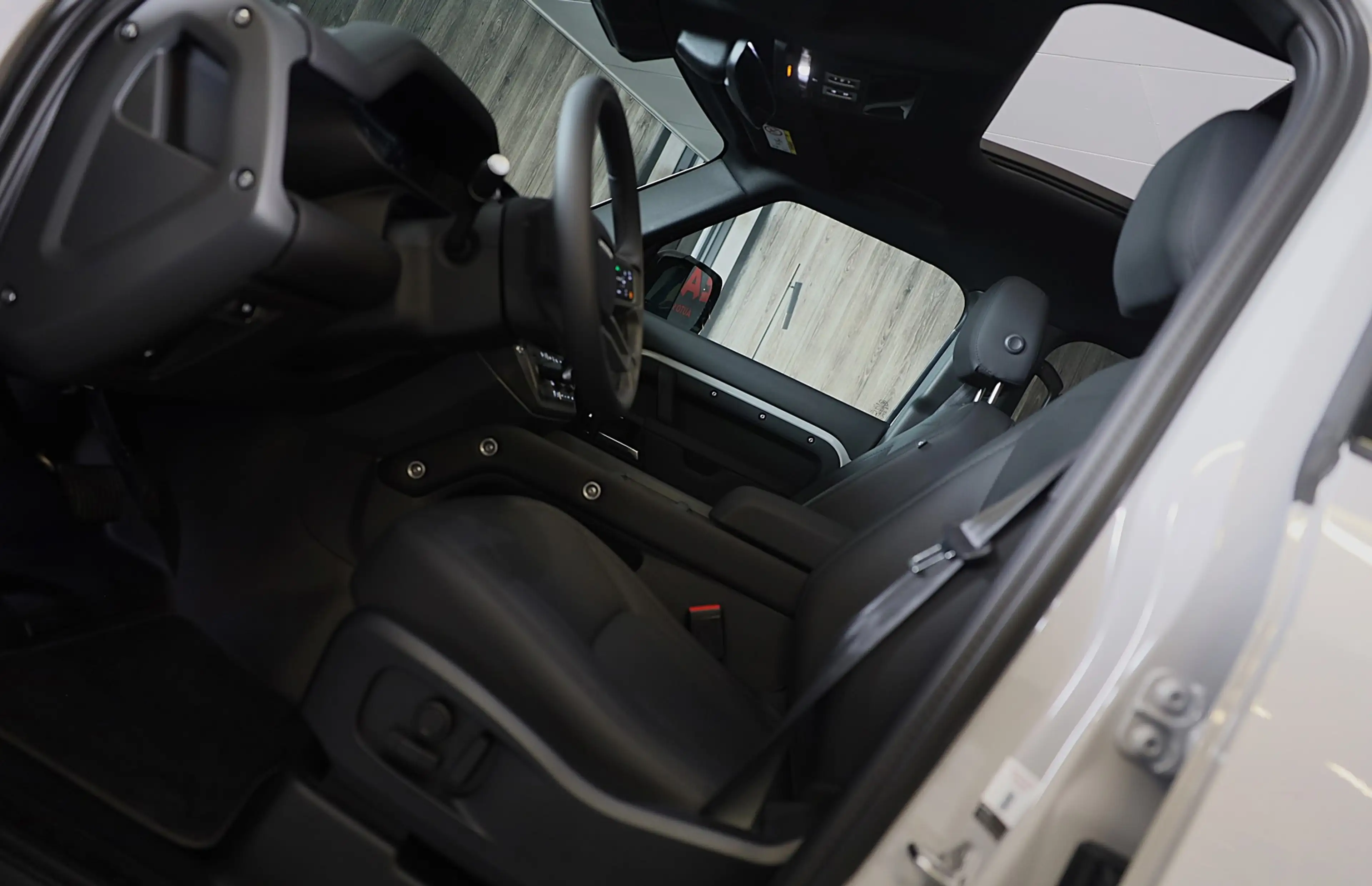 Land Rover Defender 110 2.0 P300e 110 X-Dynamic SE FACELIFT / Memory / — photo 9