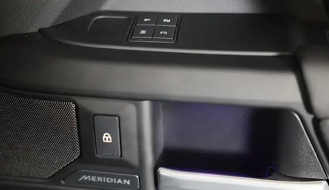 Land Rover Defender view 29