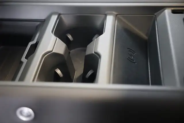 Land Rover Defender view 24