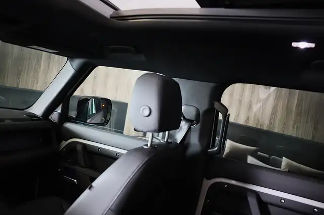 Land Rover Defender view 25