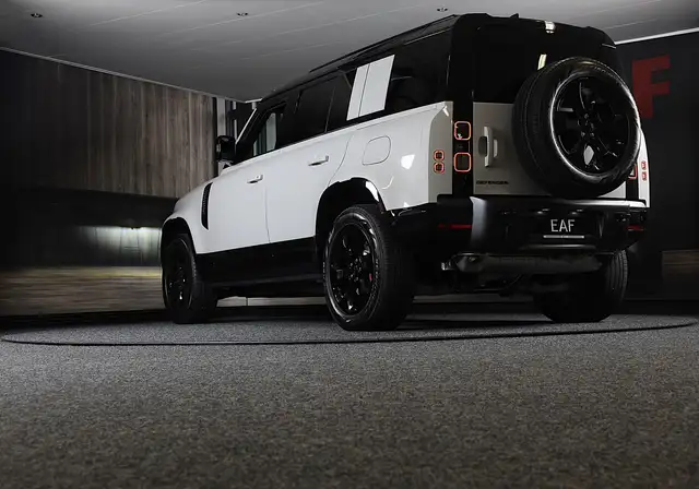 Land Rover Defender view 3