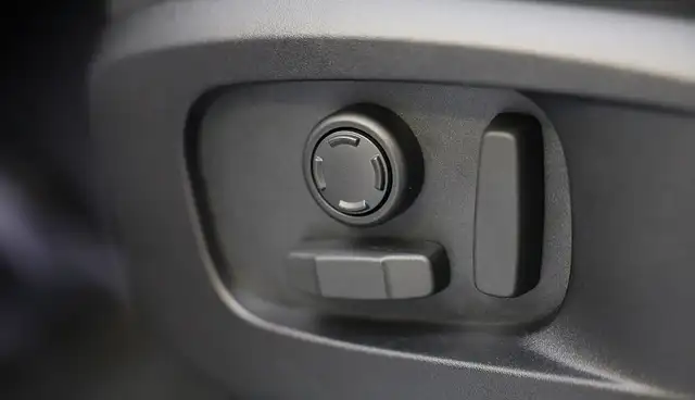 Land Rover Defender view 13