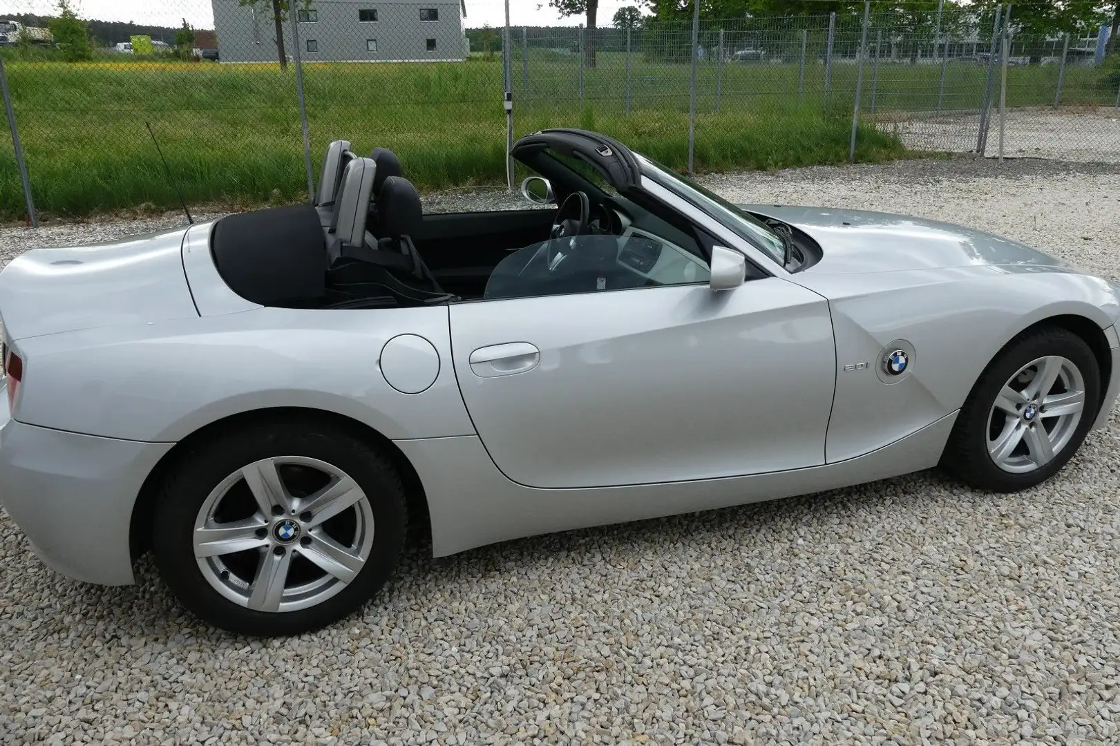 BMW Z4 Roadster 2.0i Leder schwarz Service+TÜV neu Gümüş rengi - 2