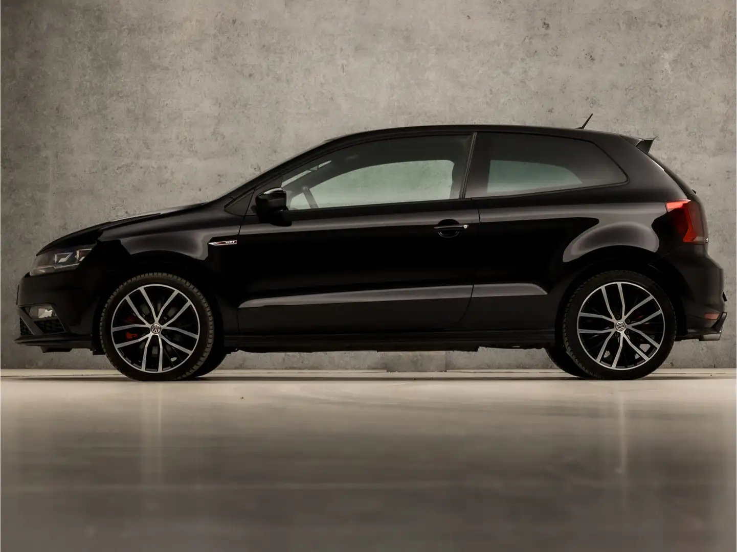 Volkswagen Polo GTI 1.8 TSI 192Pk (APPLE CARPLAY, NAVIGATIE, CLIMATE, Schwarz - 2