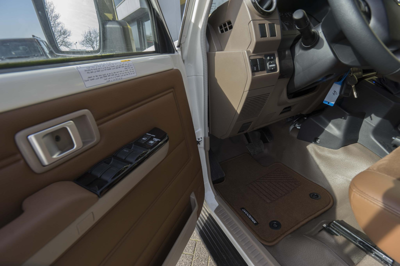 Toyota Land Cruiser Landcruiser GDJ 79 DC 2.8 D-4D 6 A/T LXZ — photo 12
