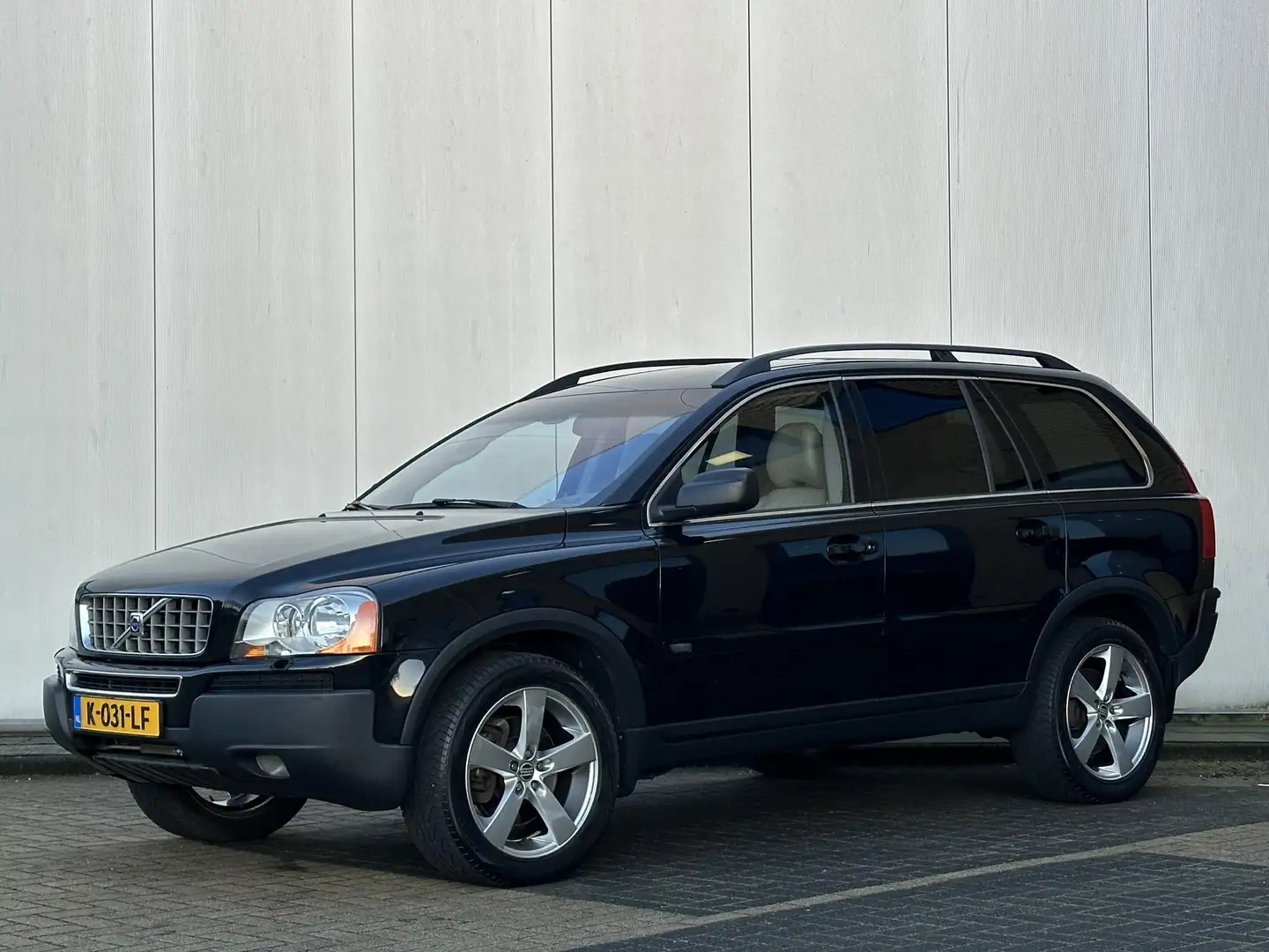 Volvo XC90 4.4 V8 Momentum l Unieke kilometerstand l 142.099 Schwarz - 1