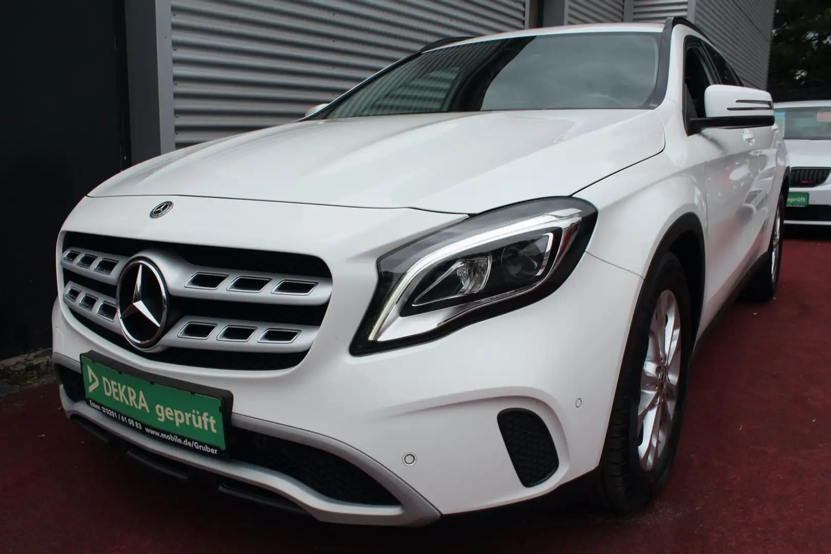 Mercedes-Benz GLA 180 STYLE AUTOMATIK KLIMA NAVI LED 17.ZOLL Weiß - 1