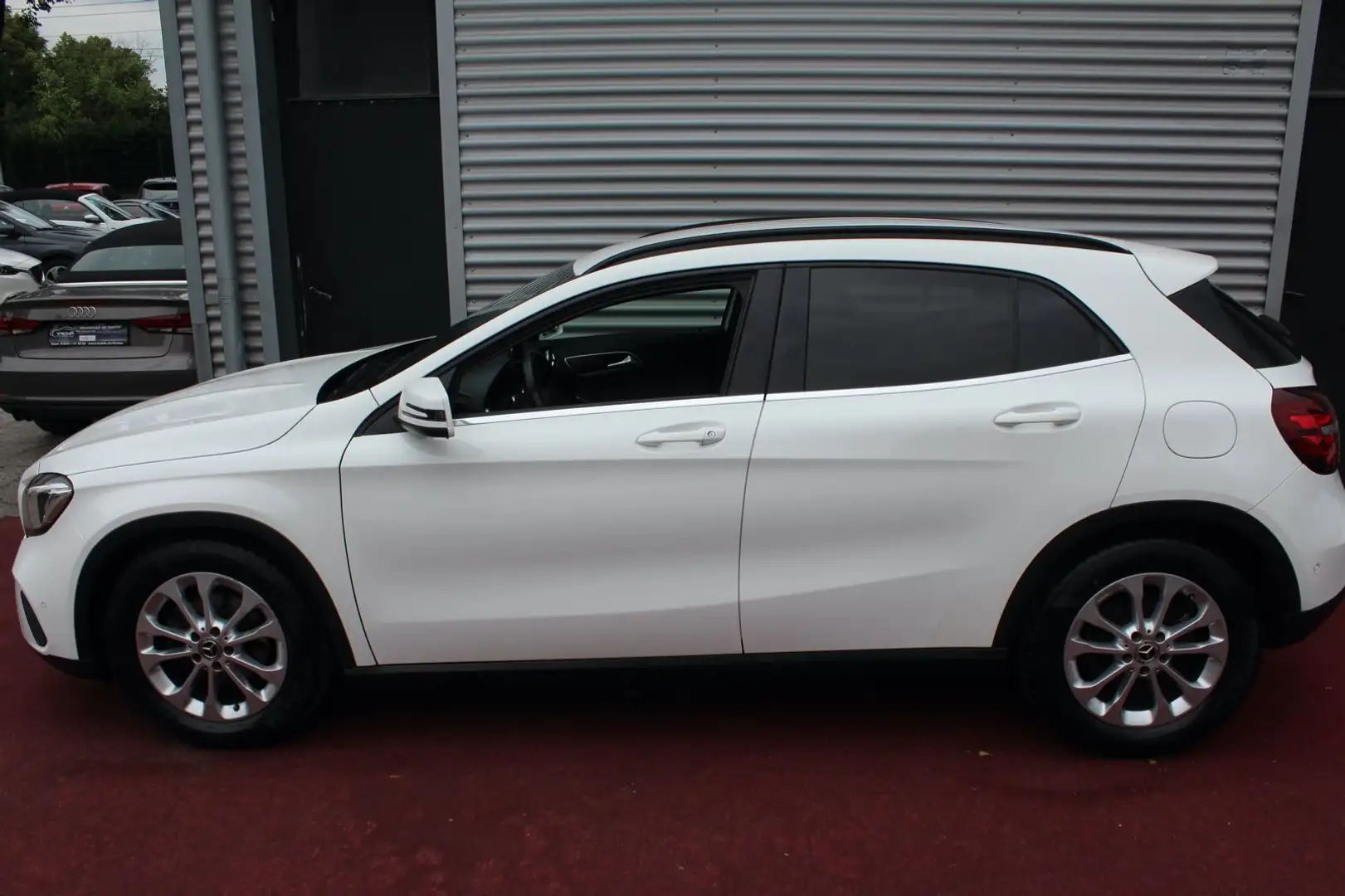 Mercedes-Benz GLA 180 STYLE AUTOMATIK KLIMA NAVI LED 17.ZOLL Weiß - 2