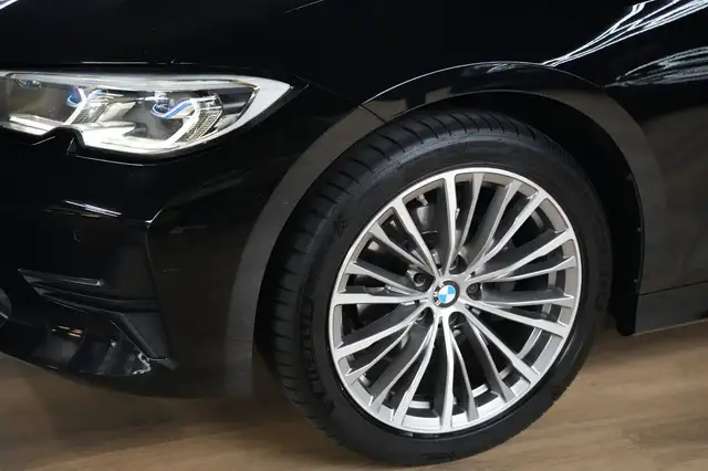 BMW 3 Series view 4