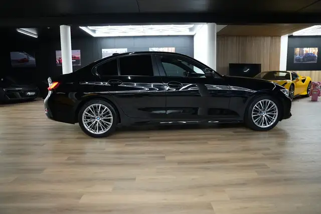 BMW 3 Series view 9