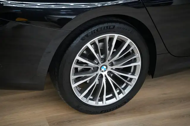 BMW 3 Series view 10
