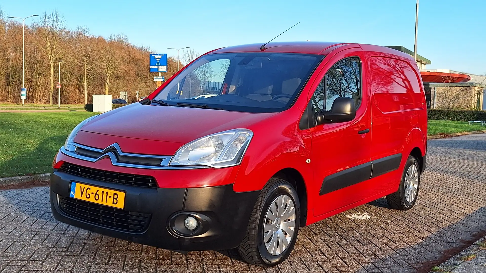 Citroen Berlingo 1.6 HDI 500 Club Economy ZEER NETTE AUTO. Rood - 2