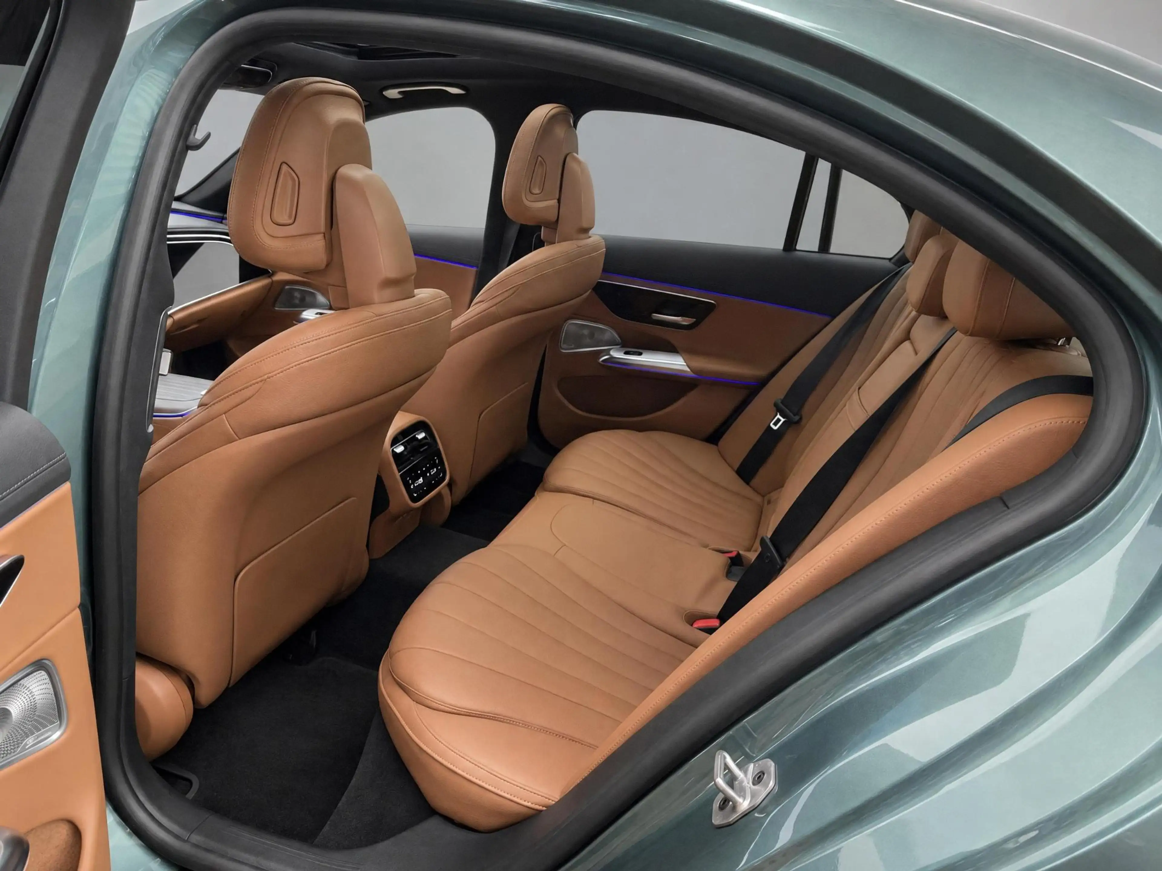 Mercedes-Benz E 400 e 4MATIC Exclusive Line — photo 8