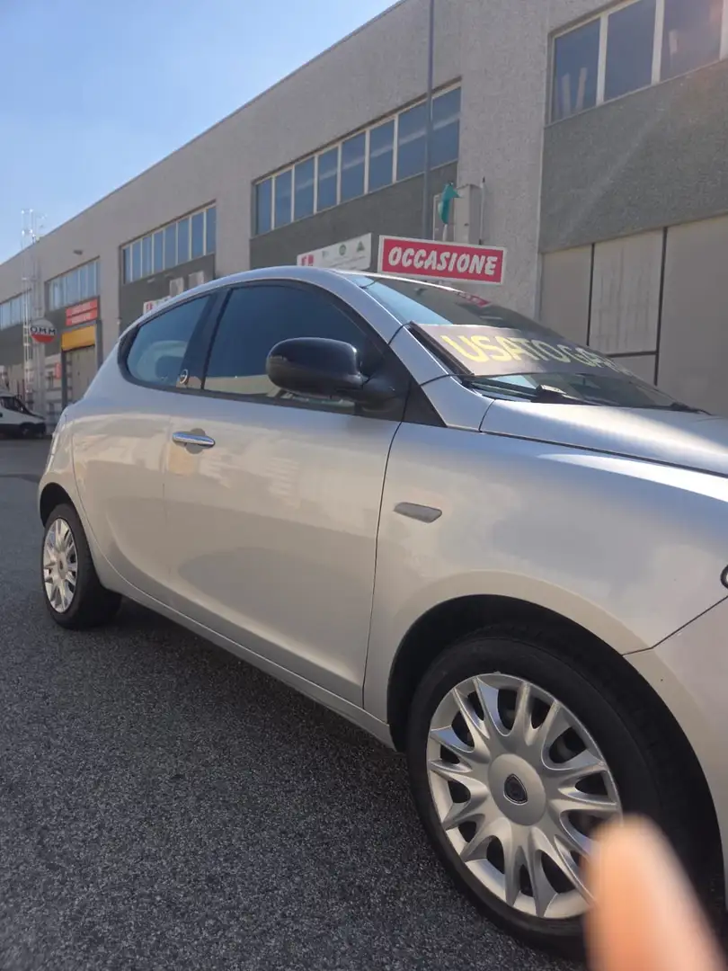 Lancia Ypsilon Ypsilon III 2011 1.2 8v Gold ecochic Gpl 69cv Silber - 2