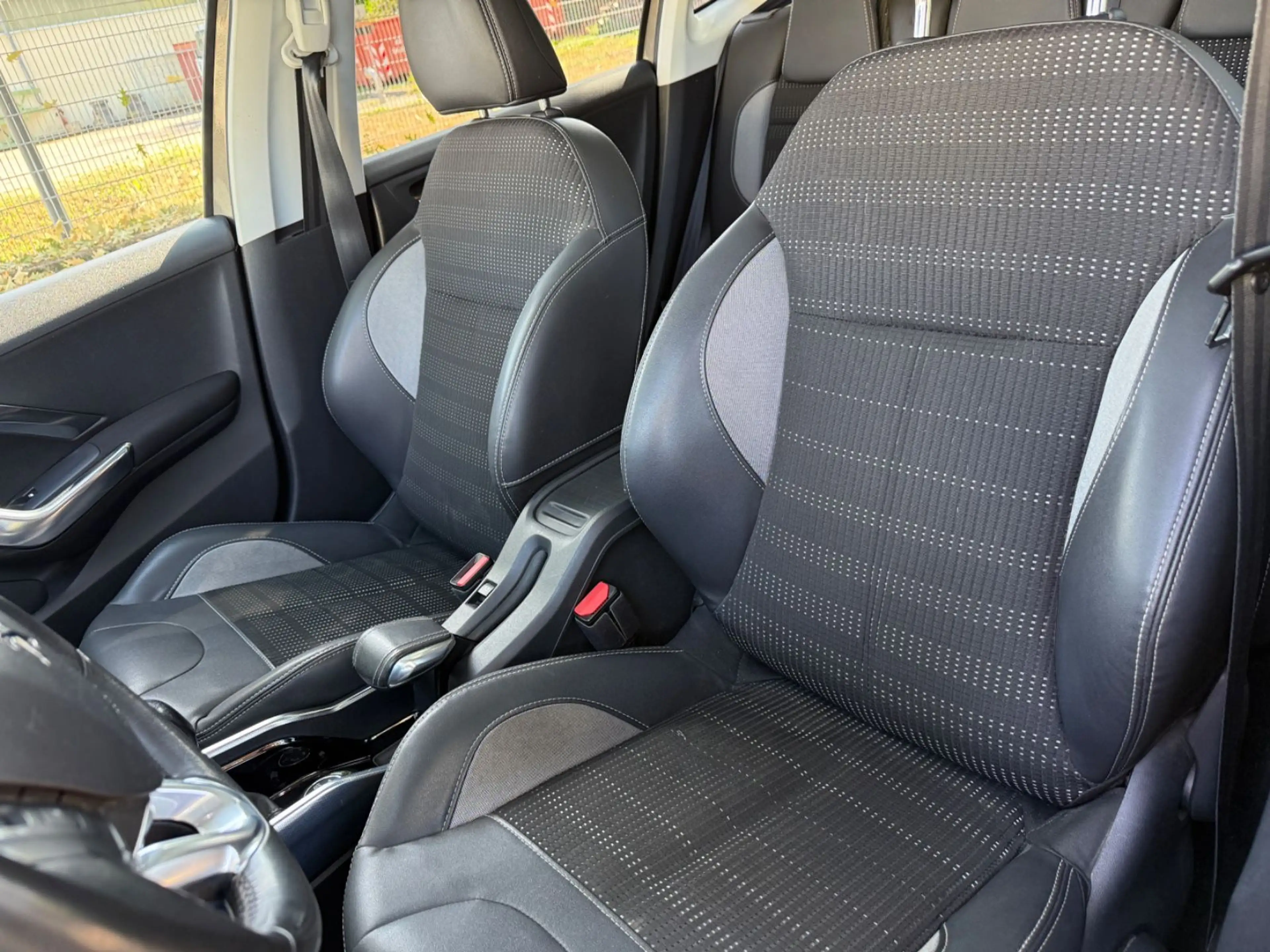 Peugeot 2008 Allure , KW ; 88 , Pano + Klima . — photo 10