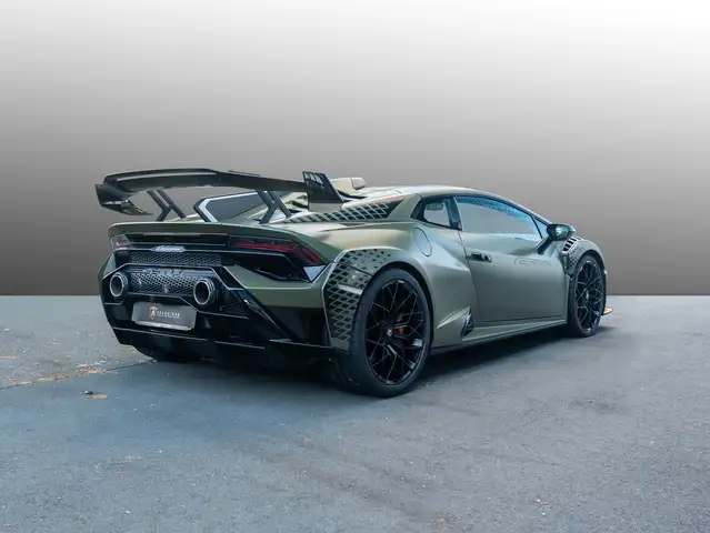 Lamborghini Huracan view 3