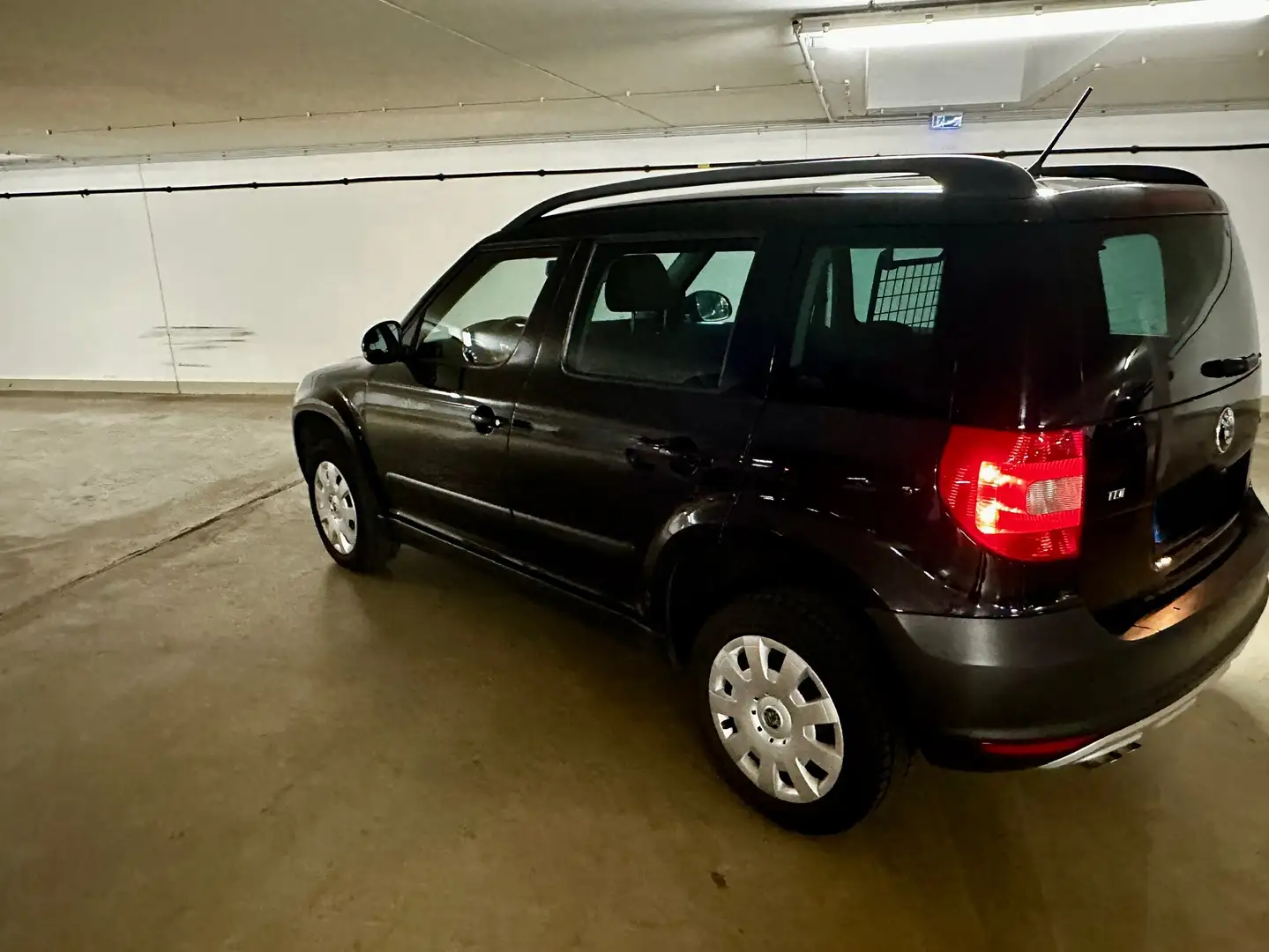 Skoda Yeti Yeti 2.0 TDI / TÜV 01/2027 / Scheckheft Schwarz - 1