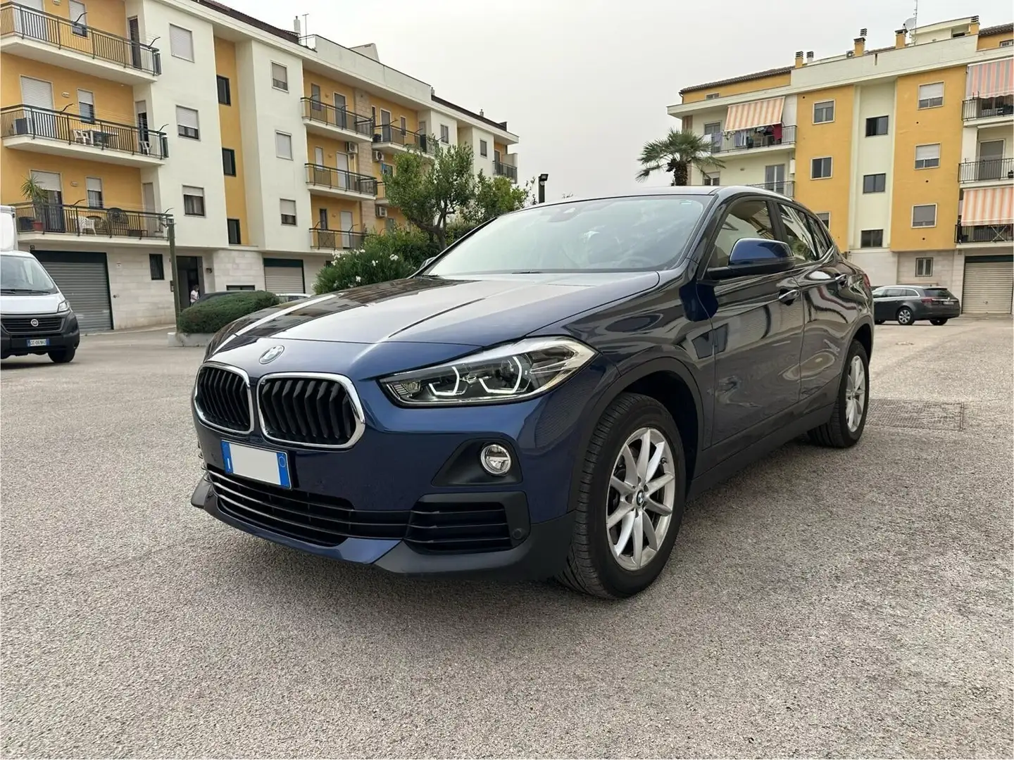 BMW X2 xDrive20d Business-X Bleu - 1