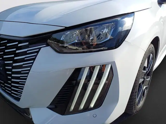Peugeot 208 view 9