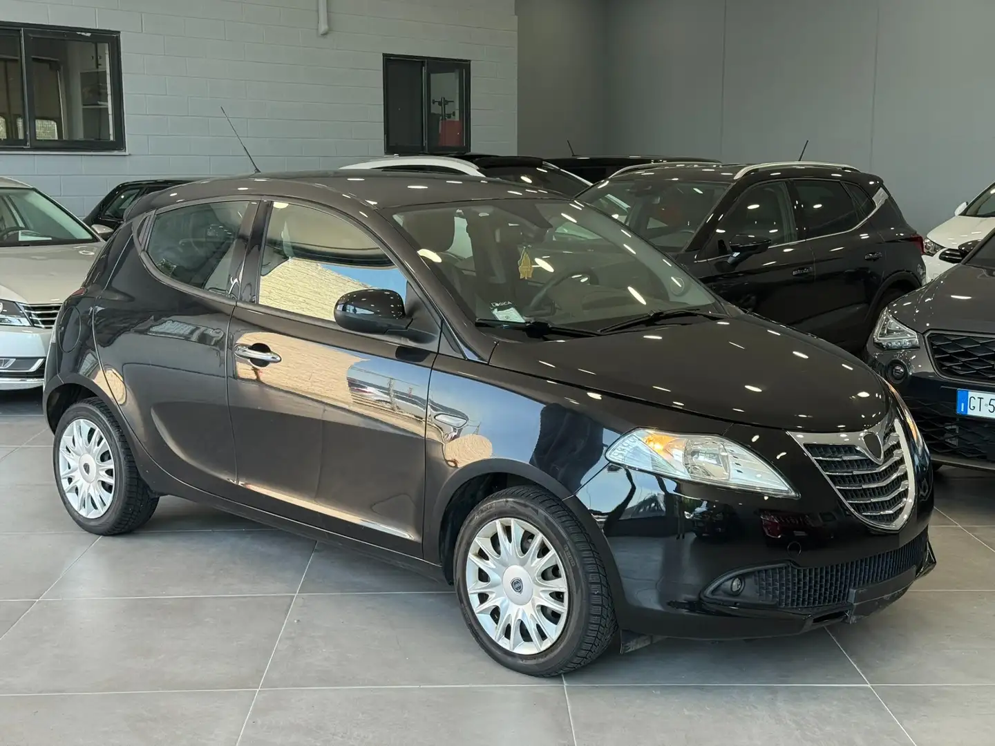 Lancia Ypsilon 1.2 69 CV 5 porte S&S Platinum Nero - 2