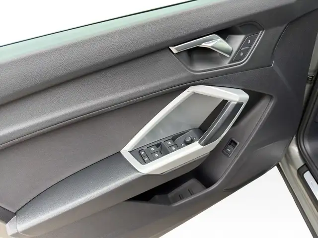Audi Q3 view 12