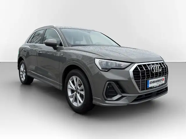 Audi Q3 view 3
