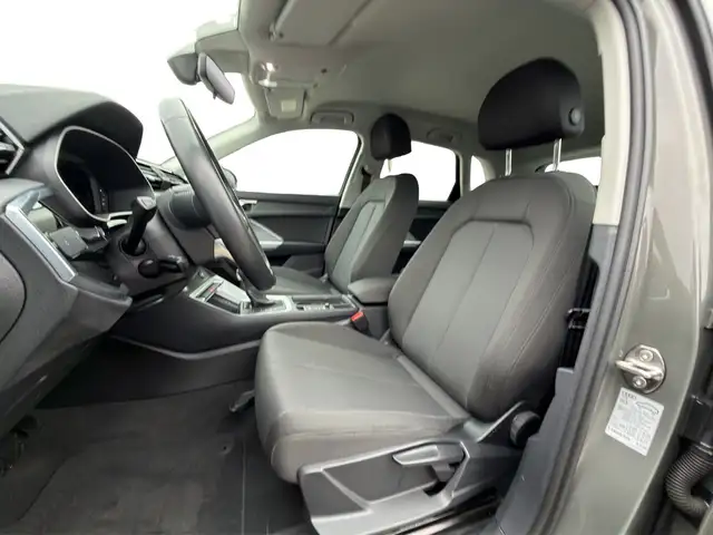 Audi Q3 view 11