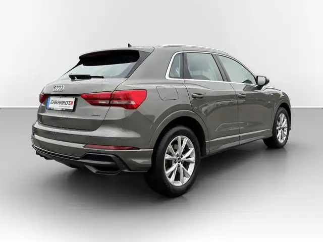 Audi Q3 view 5