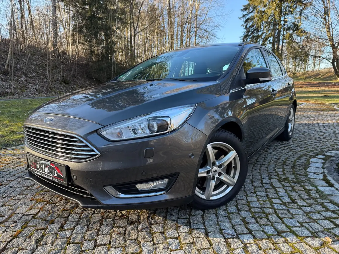 Ford Focus Lim. Titanium Bi-Xenon Navi 8Fach Tempomat Grau - 2
