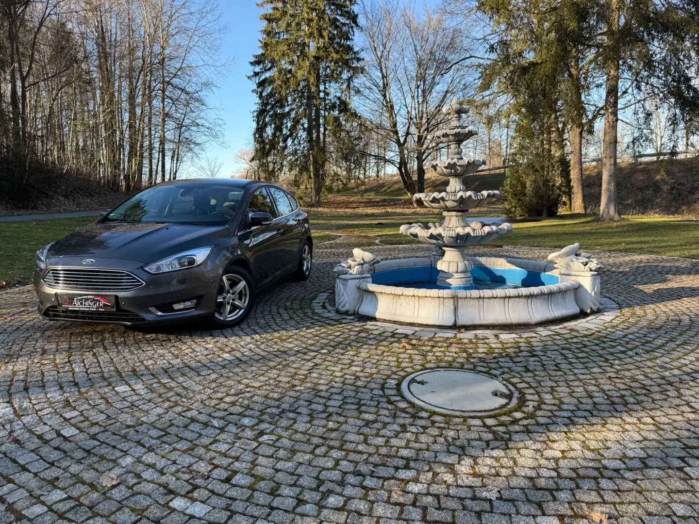 Ford Focus Lim. Titanium Bi-Xenon Navi 8Fach Tempomat Grau - 1
