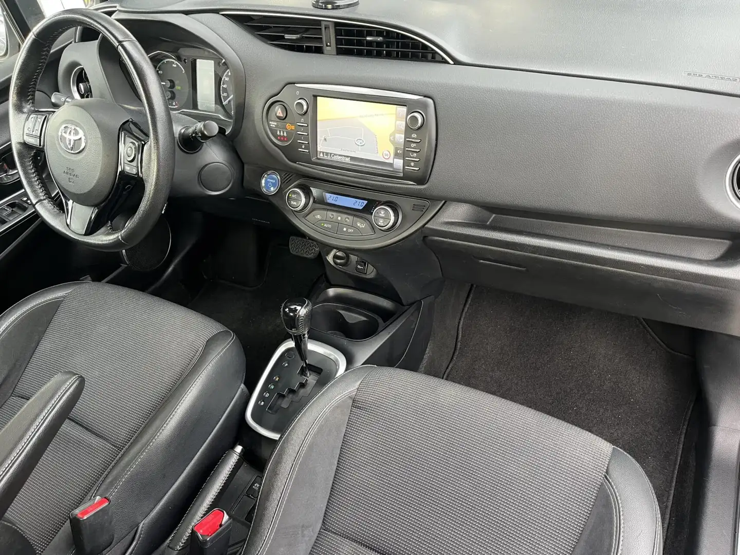 Toyota Yaris 1.5 Hybrid Executive 101PK NAVI+CAMERA NL AUTO Grau - 2