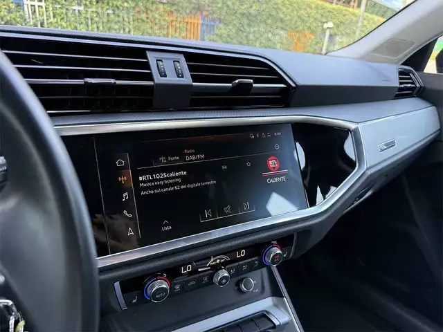 Audi Q3 view 20