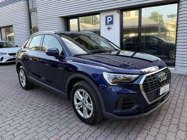 Audi Q3 view 3