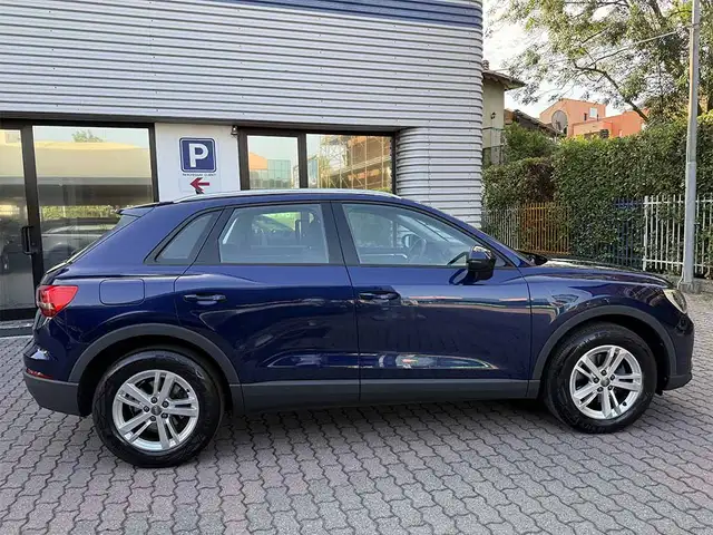Audi Q3 view 4