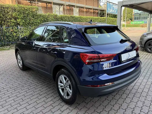Audi Q3 view 7