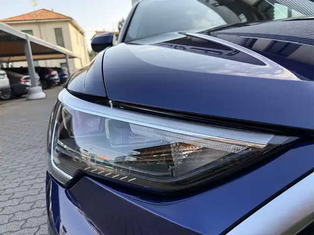 Audi Q3 view 9