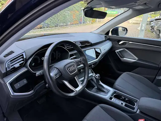 Audi Q3 view 10