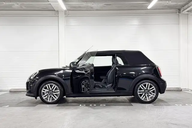 Mini Convertible view 4