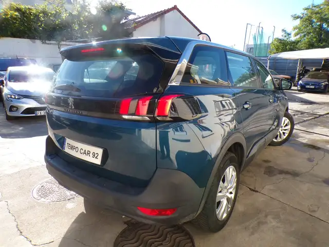 Peugeot 5008 view 2