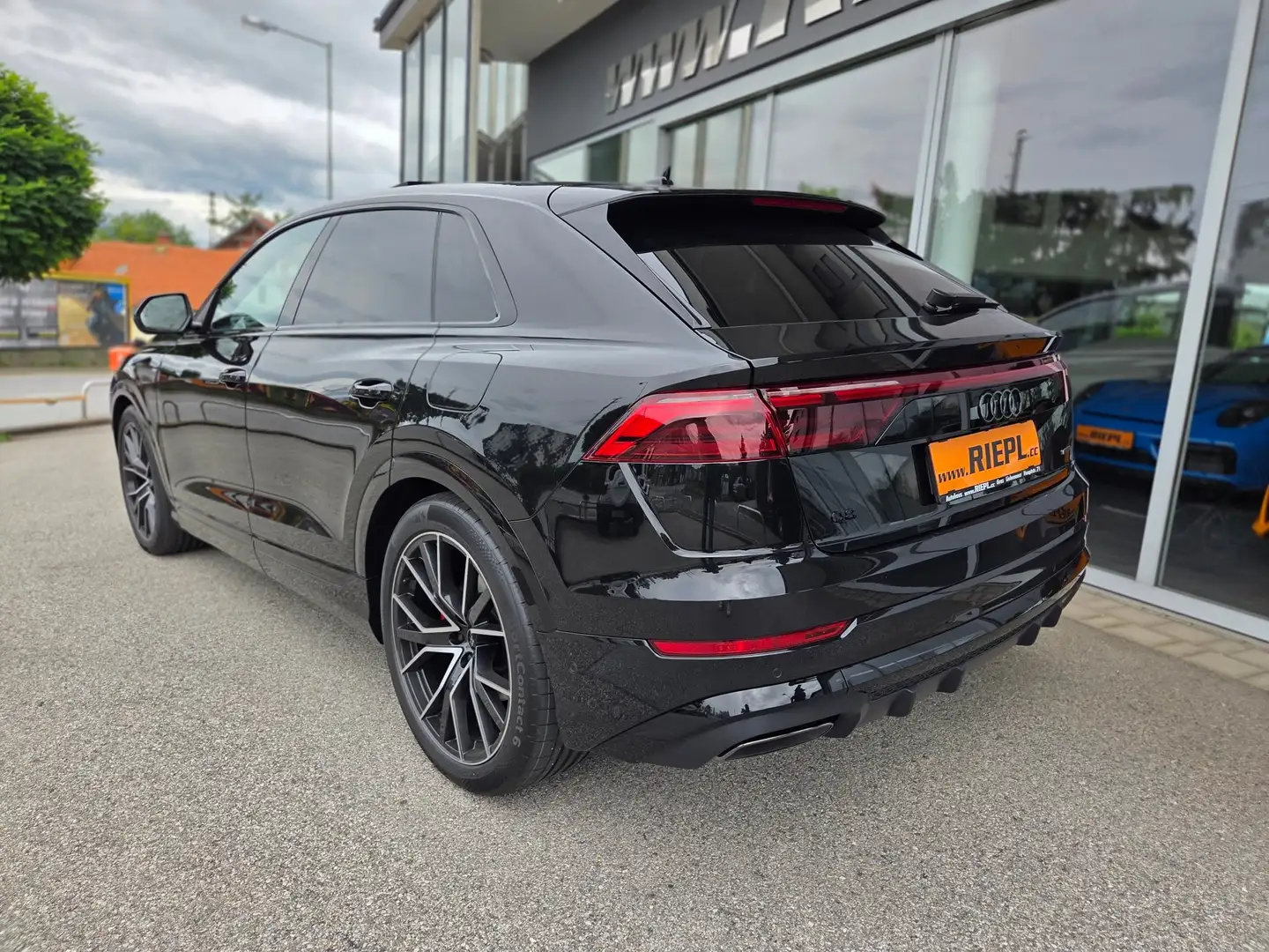 Audi Q8 VOLL Pano Assistenten Matrix AHK Luft S-Line 22" Schwarz - 2