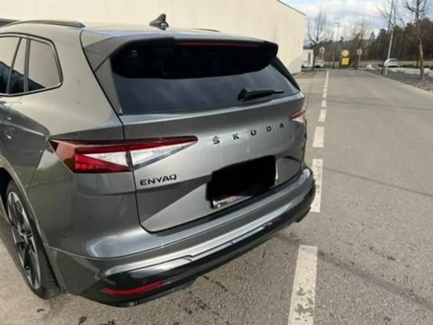 Skoda Enyaq Enyaq iV 80 82kWh Sportline Sportline Grau - 2