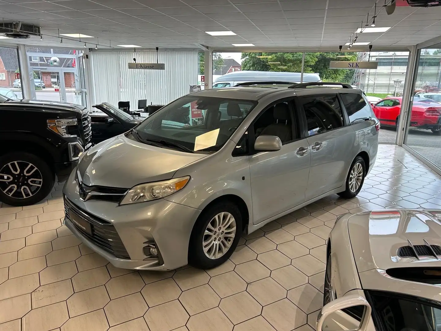 Toyota Sienna 3,5 V6  4WD- 8 Sitze Серебристый - 2