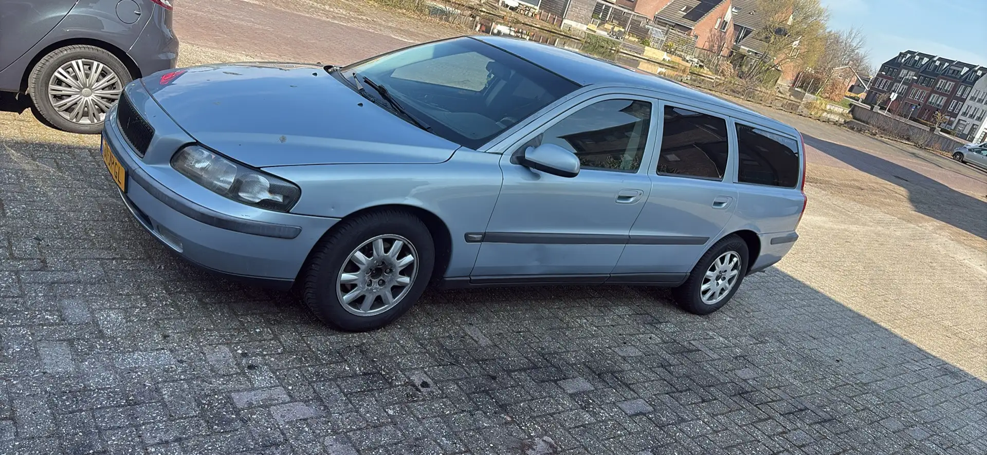Volvo V70 2.4 D5 Grtr. Comf. L Grijs - 1