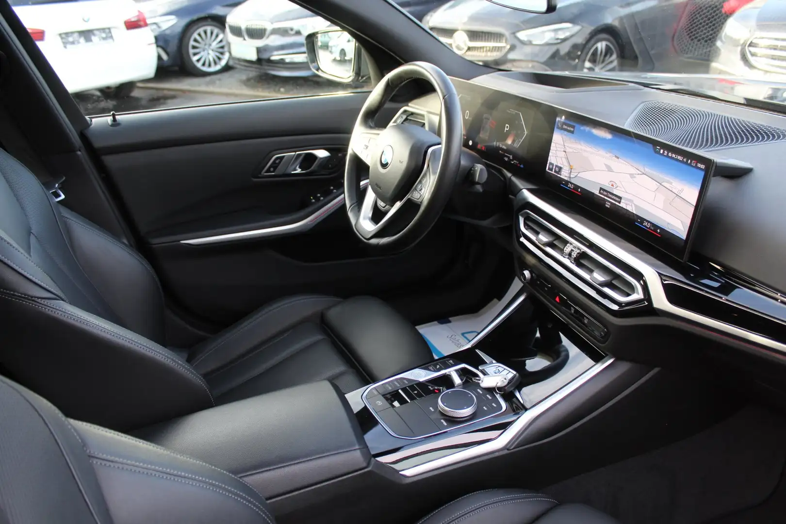 BMW 320 i Limo. Aut.+Sportsitz+Glasdach+HUD+18 Zoll+Memory Grau - 2